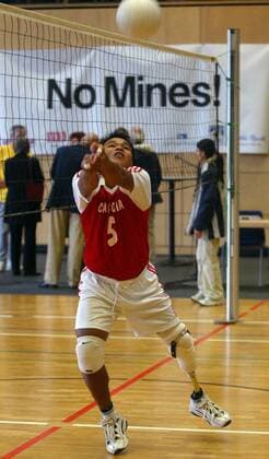 Freundschaftsspiel der Behinderten-Nationalmannschaft aus Kambodscha gegen Deutsche Politiker: Im Vandy (Kambodscha) - Ballannahme Behindertensport Herren No Mines Freundschaftsspiel 2003, Volleyball, Versehrtensport, Behinderte, Behinderung, behindert Einzelbild Berlin Dynamik,