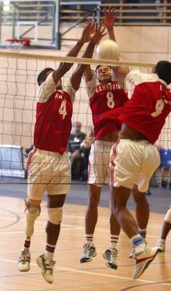 Freundschaftsspiel der Behinderten-Nationalmannschaft aus Kambodscha gegen Deutsche Politiker: Doppelblock von Neang Saron (4) und Ly Seng Hay (8) Man Veasna (alle Kambodscha) Behindertensport Herren No Mines Freundschaftsspiel 2003, Volleyball, Versehrtensport, Behinderte, Behinderung, behindert Gruppe Berlin Dynamik, Abwehr,