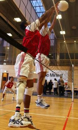 Freundschaftsspiel der Behinderten-Nationalmannschaft aus Kambodscha gegen Deutsche Politiker: Doppelblock von Neang Saron (li.) und Ly Seng Hay (beide Kambodscha) Behindertensport Herren No Mines Freundschaftsspiel 2003, Volleyball, Versehrtensport, Behinderte, Behinderung, behindert Gruppe Berlin Dynamik,