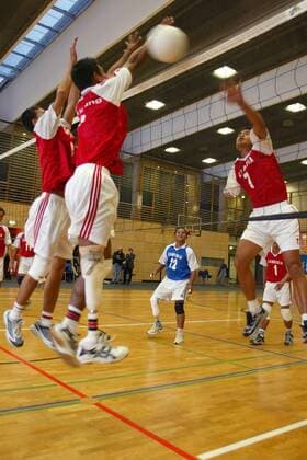 Freundschaftsspiel der Behinderten-Nationalmannschaft aus Kambodscha gegen Deutsche Politiker: Doppelblock von Ly Seng Hay (li.) und Neang Saron (Mitte) gegen Pin Thy (alle Kambodscha) Behindertensport Herren No Mines Freundschaftsspiel 2003, Volleyball, Versehrtensport, Behinderte, Behinderung, behindert Gruppe Berlin Dynamik, Abwehr,