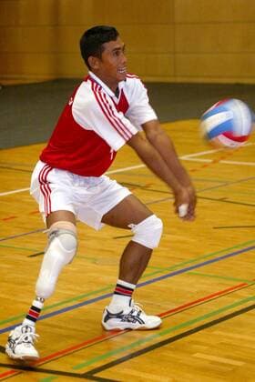 Freundschaftsspiel der Behinderten-Nationalmannschaft aus Kambodscha gegen Deutsche Politiker: Neang Saron (Kambodscha) - Ballannahme Behindertensport Herren No Mines Freundschaftsspiel 2003, Volleyball, Versehrtensport, Behinderte, Behinderung, behindert Einzelbild Berlin Dynamik,