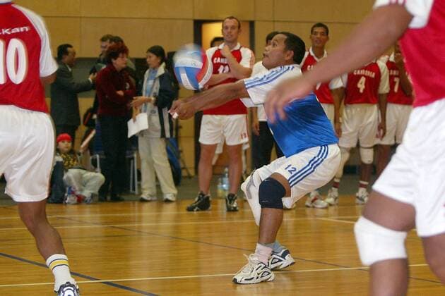 Freundschaftsspiel der Behinderten-Nationalmannschaft aus Kambodscha gegen Deutsche Politiker: Yim Vanna (Kambodscha) - Ballannahme Behindertensport Herren No Mines Freundschaftsspiel 2003, Volleyball, Versehrtensport, Behinderte, Behinderung, behindert Einzelbild Berlin Dynamik,