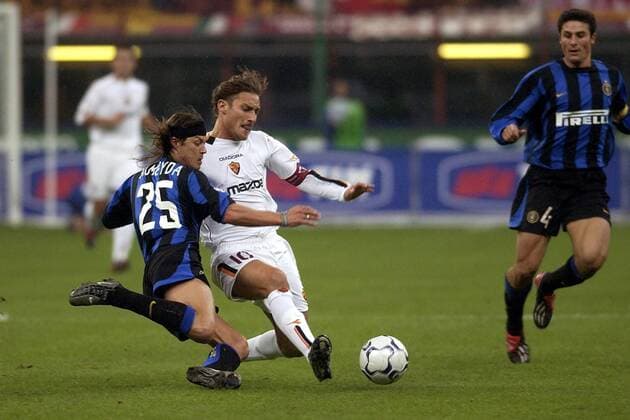 Matias Almeyda (li., Inter) gegen Francesco Totti (Roma) Fußball Herren Serie A 2003 2004, 1. Italienische Liga, Internazionale Mailand - AS Rom 0:0 Gruppe Mailand Dynamik, Kampf,