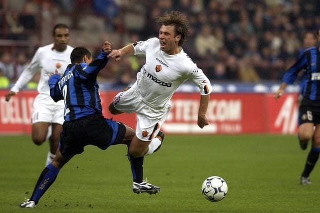 Antonio Cassano (re., Roma) wird von Ivan Cordoba (Inter) gefoult Fußball Herren Serie A 2003 2004, 1. Italienische Liga, Internazionale Mailand - AS Rom 0:0 Gruppe Mailand Dynamik, Kampf,
