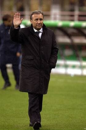 Trainer Alberto Zaccheroni (Inter) begrüßt die Anhänger Fußball Herren Serie A 2003 2004, 1. Italienische Liga, Internazionale Mailand Einzelbild Mailand