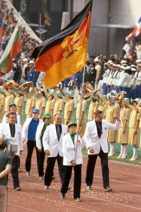 Einmarsch der DDR-Olympioniken während der Eröffnungszeremonie der Olympischen Spiele 1980 in Moskau, allen voran Fahnenträgerin Kristina Richter, NOK-Präsident Manfred Ewald (li.) und sein Vizepräsident Rudi Hellmann (2.v.li.) Handball OS Sommer Damen Olympische Spiele 1980, Sommerspiele, Olympia, Olympiade, Eröffnung, Eröffnungsfeier, Vneg Gruppe Vorstand, Nationales Olympisches Komitee, Winken Moskau