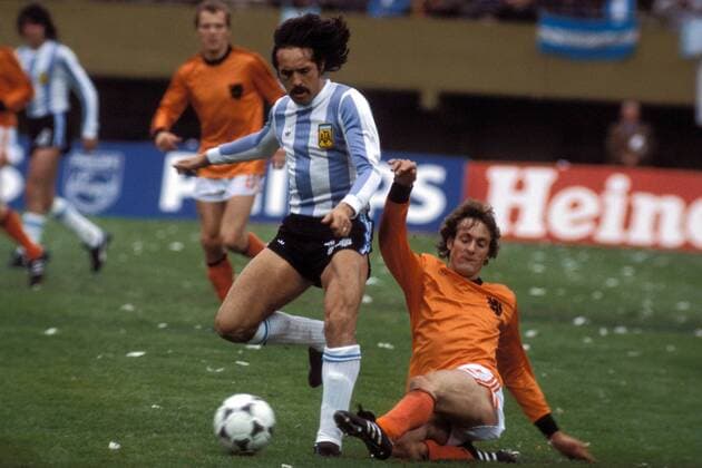 Leopoldo Luque (li., Argentinien) gegen Ruud Krol (Niederlande) Fußball WM Herren Weltmeisterschaft 1978, Länderspiel, Finale, Endspiel, Nationalmannschaft, Nationalteam Gruppe Buenos Aires Dynamik,