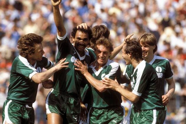 Torjubel um den Torschützen Rigobert Gruber (2.v.li.), v.li.: Benno Möhlmann, Uwe Bracht, Jonny Otten und Wolfgang Sidka (alle Bremen) Fußball 1. BL Herren Saison 1982 1983, Düsseldorf - SV Werder Bremen 2:5 Gruppe Düsseldorf Begeisterung, Freude,