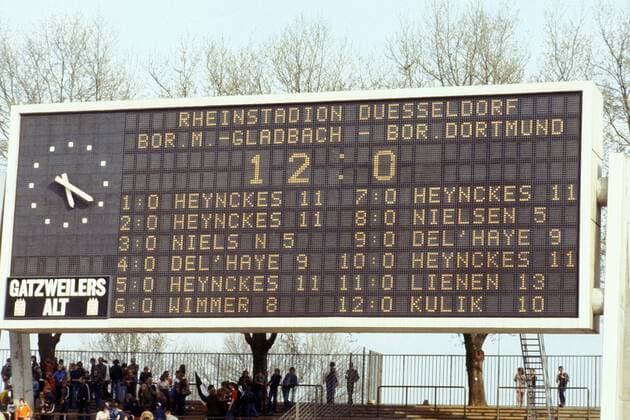Rekordergebnis - die Anzeigetafel im Düsseldorfer Rheinstadion zeigt den deutlichen 12:0 Sieg der Gladbacher gegen die Dortmunder an Fußball 1. BL Herren Saison 1977 1978, Borussia Mönchengladbach - Borussia Dortmund 12:0, Gladbach Totale Demontage, Rekordsieg Düsseldorf
