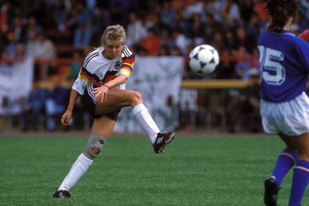 Sylvia Neid (BR Deutschland) zieht ab Fußball EM Damen Europameisterschaft 1989, Länderspiel, Halbfinale, Frauenfußball, Frauen, Nationalmannschaft, Einzelbild Siegen Dynamik,