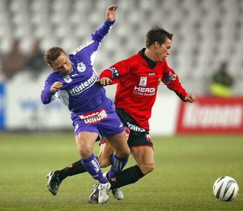 Thomas Häßler (Salzburg, li.) gegen Roland Linz (Austria) Fußball Herren tmobileBundesliga 2003 2004, SV Wüstenrot Salzburg - VfB Admira Wacker Mödling 1:2 Gruppe Salzburg Kampf,