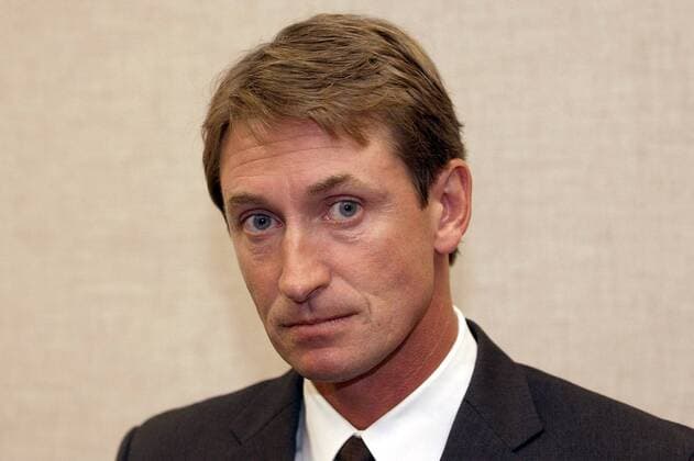Wayne Gretzky (Managing Partner und Alternate Governor der Phoenix Coyotes) nachdenklich Eishockey Herren NHL 2003 2004, Phoenix Coyotes Porträt Phoenix Arizona Nachdenklichkeit,