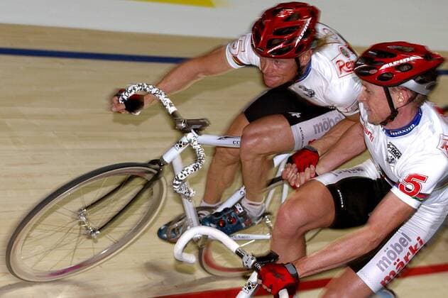 Bruno Risi (li.) und Kurt Betschart (beide Schweiz) - Wechsel Radsport Herren 62. Dortmunder 6-Tage-Rennen 2003, Sechstagerennen, Sechstage, Sechs, Sixdays, six days, Vdig Gruppe Dortmund Dynamik,
