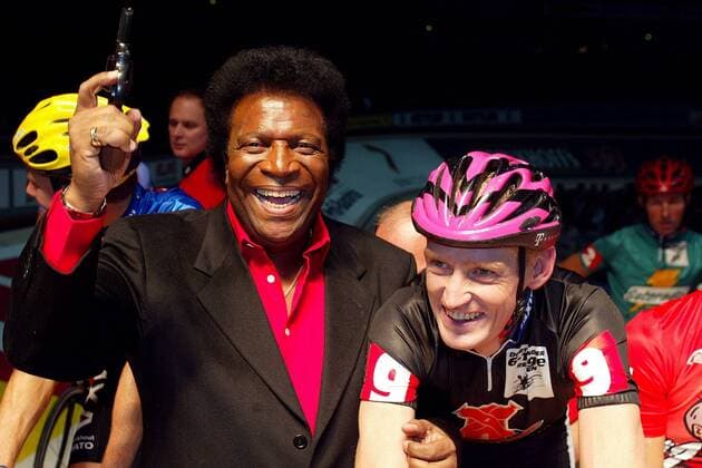 Entertainer Roberto Blanco (li.) neben Rolf Aldag (beide Deutschland) gibt den Startschuss zum 62. Dortmunder 6-Tage-Rennen Radsport Herren 62. Dortmunder 6-Tage-Rennen 2003, Sechstagerennen, Sechstage, Sechs, Sixdays, six days, Vdig Gruppe Dortmund Freude,
