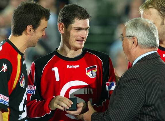 Torwart Henning Fritz (Mitte) wird von DHB-Präsident Ulrich Strombach (beide Deutschland) mit einer Ehrenmedaille ausgezeichnet Handball Länderspiel Herren Supercup 2003, Super-Cup, Nationalmannschaft, Nationalteam, Nationaltrikot, Länderspiel, Vdig, Gruppe Leipzig