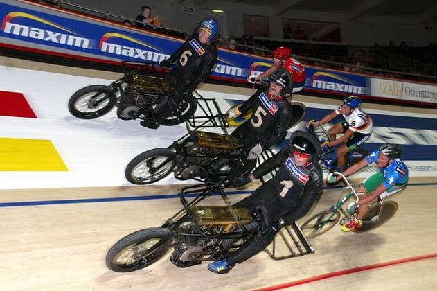 Steherrennen beim 62. Dortmunder 6-Tage-Rennen: Carsten Podlesch (Deutschland, 1) hinter Schrittmacher Bruno Walrave (Niederlande) gegen Stefan Klare (5) hinter Christian Dippel (beide Deutschland) und Peter Jörg hinter Rene Aebi (beide Schweiz) Radsport Herren 62. Dortmunder 6-Tage-Rennen 2003, Sechstagerennen, Sechstage, Sechs, Sixdays, six days, Vdig Gruppe Dortmund