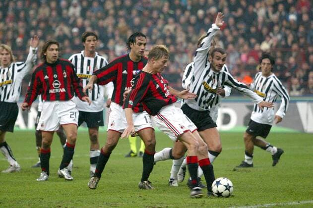 Jon Dahl Tomasson (Milan, vorn) erzielt das 1:0, re. spekuliert Paolo Montero (Juve) auf Abseits Fußball Herren Serie A 2003 2004, 1. Italienische Liga, AC Mailand - Juventus Turin 1:1 Totale Mailand Dynamik,