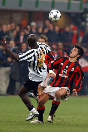 Ivan Gennaro Gattuso (Milan, re.) vernascht Appiah (Juve) Fußball Herren Serie A 2003 2004, 1. Italienische Liga, AC Mailand - Juventus Turin 1:1 Gruppe Mailand