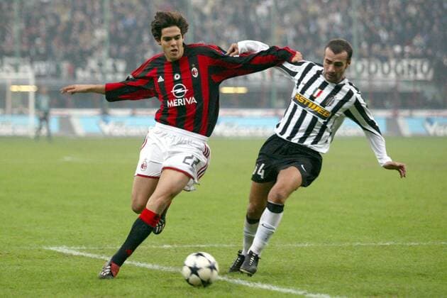 Kaka (Milan, li.) gegen Paolo Montero (Juve) Fußball Herren Serie A 2003 2004, 1. Italienische Liga, AC Mailand - Juventus Turin 1:1 Gruppe Mailand Dynamik, Kampf,