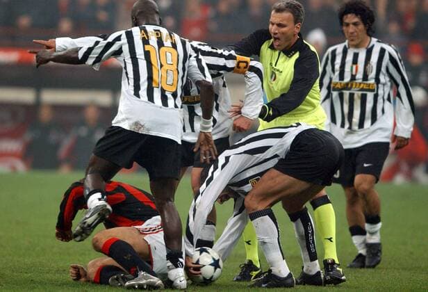 Schiedsrichter Salvatore Racalbuto (2.v.re.) versucht eine Rauferei zwischen Juve- und Milan-Spielern zu schlichten Fußball Herren Serie A 2003 2004, 1. Italienische Liga, AC Mailand - Juventus Turin 1:1 Gruppe Mailand Kampf Spannung,