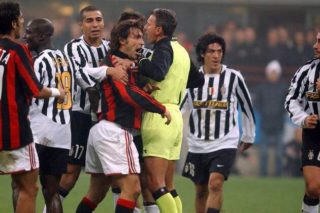 Schiedsrichter Salvatore Racalbuto (re.) versucht den aufgebrachten Andrea Pirlo (Mitte, Milan) zu beruhigen Fußball Herren Serie A 2003 2004, 1. Italienische Liga, AC Mailand - Juventus Turin 1:1, Juve Gruppe Mailand Wut,