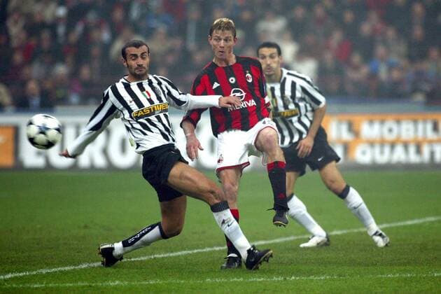 Jon Dahl Tomasson ( Milan, re.) gegen Paolo Montero (Juve) Fußball Herren Serie A 2003 2004, 1. Italienische Liga, AC Mailand - Juventus Turin 1:1 Gruppe Kopfballduell, Ball Mailand Dynamik,