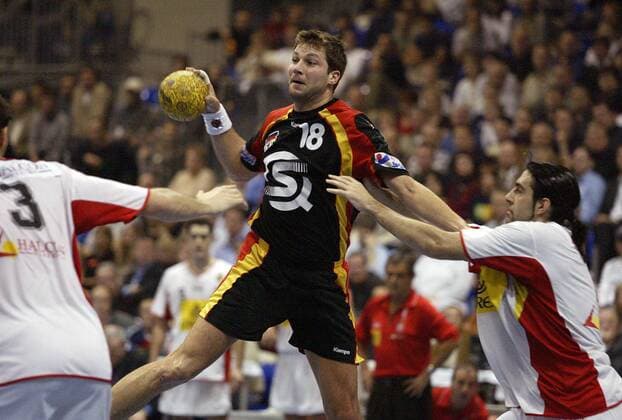 Daniel Stephan (Deutschland, Mitte) gegen Carlos Prieto Martos (Spanien) Handball Länderspiel Herren Supercup 2003, Super-Cup, Nationalmannschaft, Nationalteam, Nationaltrikot, Länderspiel, Gruppe Riesa Dynamik,