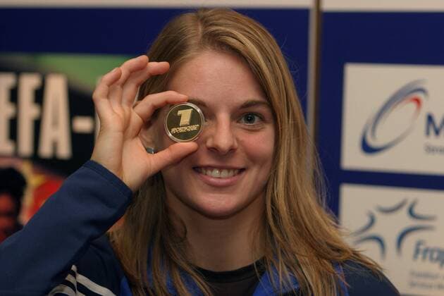 Nia Künzer (FFC Frankfurt) mit ihrer Medaille für das Tor des Monats Oktober der ARD-Sportschau Fußball 1. BL Damen Saison 2003 2004, 1. FFC Frankfurt, Frauen, Frauenfußball, Porträt Frankfurt M. Freude,