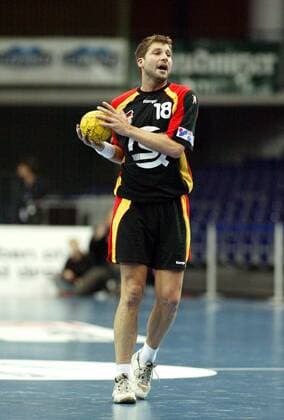 Daniel Stephan (Deutschland) am Ball Handball Länderspiel Herren Supercup 2003, Super-Cup, Länderspiel, Nationalmannschaft, Nationalteam, Nationaltrikot, Einzelbild Leipzig