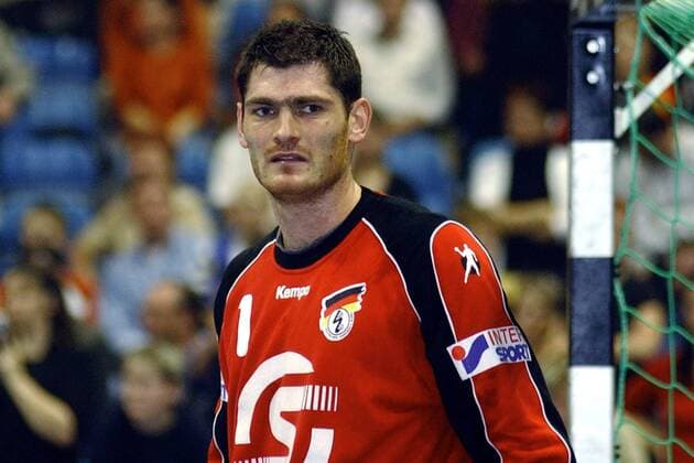 Torwart Henning Fritz (Deutschland) skeptisch Handball Länderspiel Herren Supercup 2003, Super-Cup, Länderspiel, Nationalmannschaft, Nationalteam, Nationaltrikot Einzelbild Riesa Skepsis,