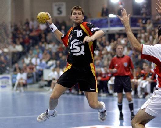 Daniel Stephan (Deutschland) am Ball Handball Länderspiel Herren Supercup 2003, Super-Cup, Länderspiel, Nationalmannschaft, Nationalteam, Nationaltrikot Einzelbild Riesa Dynamik,