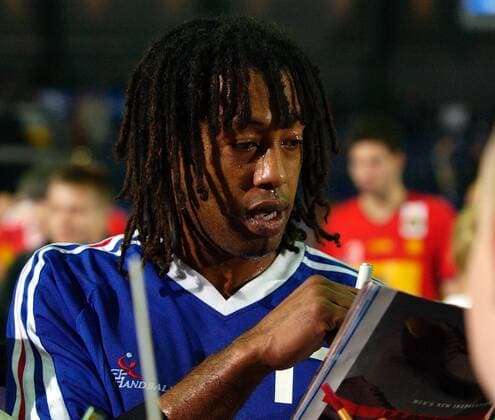 Jackson Richardson (Frankreich) gibt Autogramme Handball Länderspiel Herren Supercup 2003, Super-Cup, Nationalmannschaft, Nationalteam, Nationaltrikot, Länderspiel, Vdig, Einzelbild Leipzig