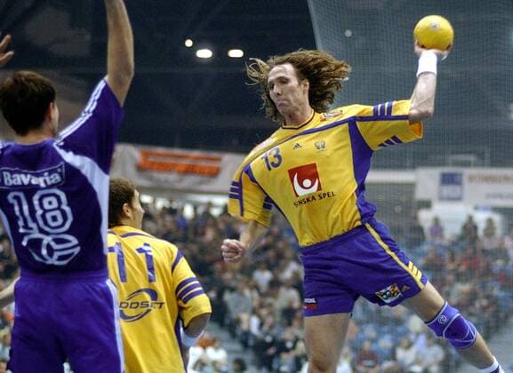 Staffan Olsson (re., Schweden) am Ball Handball Länderspiel Herren Supercup 2003, Super-Cup, Nationalmannschaft, Nationalteam, Nationaltrikot, Länderspiel, Gruppe Riesa Dynamik,