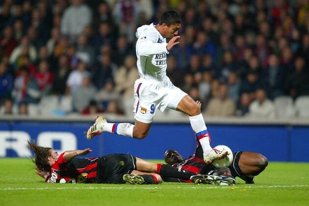 Giovane Elber (Mitte, Lyon) liegen die Gegner zu Füßen - in diesem Fall Jose Cobos (li.) und Noe Pamarot (beide Nizza) Fußball Herren Ligue Une 2003 2004, 1. Französische Liga, Olympique Lyonnais - OGC Nice 5:0, OL Gruppe Lyon Dynamik, Kampf Überlegenheit  