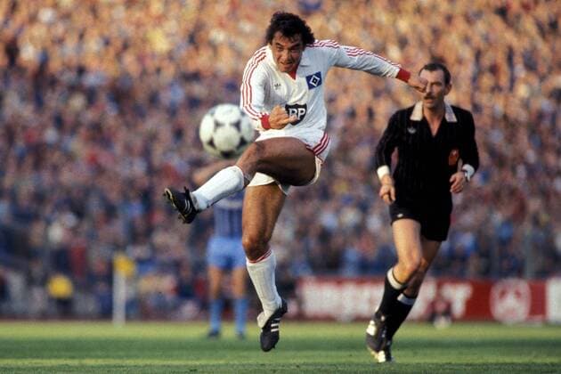 Felix Magath (HSV) zieht ab Fußball 1. BL Herren DEUTSCHSPRACHIGE SPORTZEITSCHRIFTEN UND -ZEITUNGEN NUR NACH RÜCKSPRACHE, Saison 1982 1983 Einzelbild Aufnahmedatum geschätzt Hamburg Dynamik,