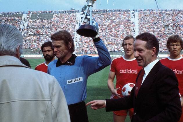 Torwart Sepp Maier (li.) bekommt von Kicker Chefredakteur Karl-Heinz Heimann die Auszeichnung für den Fußballer des Jahres verliehen, beachtlich der selbstgeklebte Adidas-Schriftzug des Hauptsponsors Fußball 1. BL Herren DEUTSCHSPRACHIGE SPORTZEITSCHRIFTEN UND -ZEITUNGEN NUR NACH RÜCKSPRACHE, Saison 1977 1978 Gruppe Werbung, Sponsor Brustsponsor, Redakteur, Sportmagazin, Chef, Pokal