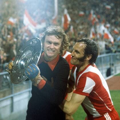 Fußball, FC Bayern München, Deutscher Meister 1972 Torwart Sepp Maier (li.) und Franz Roth (beide Bayern) präsentieren den Zuschauern die Meisterschale Fußball 1. BL Herren DEUTSCHSPRACHIGE SPORTZEITSCHRIFTEN UND -ZEITUNGEN NUR NACH RÜCKSPRACHE, Saison 1971 1972 Gruppe Aufnahmedatum geschätzt München Freude, Begeisterung