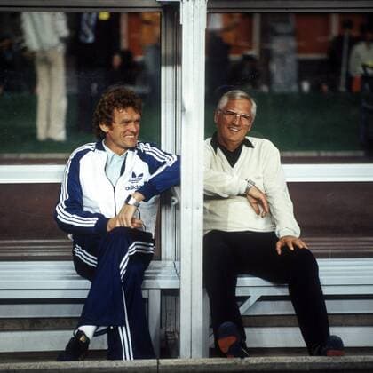 Sepp Maier (li.) hat neben Bundestrainer Jupp Derwall (beide BR Deutschland) Platz genommen Fußball Länderspiel Herren DEUTSCHSPRACHIGE SPORTZEITSCHRIFTEN UND -ZEITUNGEN NUR NACH RÜCKSPRACHE, Länderspiel 1979 Gruppe Aufnahmedatum geschätzt Izmir
