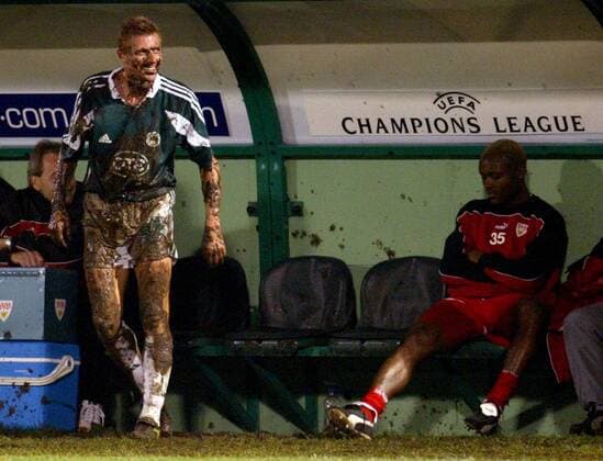 Jan Michaelsen (Panathinaikos) ist nach einer unfreiwilligen Schlammpackung auf dem aufgeweichten Grund vor der Stuttgarter Ersatzbank mit Branco (Stuttgart) sichtlich amüsiert Fußball EC 1 Herren Champions League 2003 2004, Panathinaikos Athen - VfB Stuttgart 1:3, Vdig Gruppe Athen