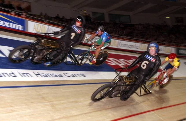 Carsten Podlesch (oben, Deutschland) hinter Schrittmacher Bruno Walrave (Niederlande) gegen Peter Jörg hinter Schrittmacher Rene Aebi (beide Schweiz) Radsport Herren 62. Dortmunder 6-Tage Rennen 2003, Sechstagerennen, Sechstage, Sechs, Sixdays, six days, Vdig Gruppe Dortmund