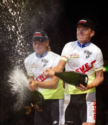 Sieger der Gesamtwertung: Kurt Betschart (re.) und Bruno Risi (beide Schweiz) - Siegerehrung Radsport Herren 62. Dortmunder 6-Tage Rennen 2003, Sechstagerennen, Sechstage, Sechs, Sixdays, six days, Vdig Gruppe Finaltag Dortmund Dynamik, Begeisterung, Freude,