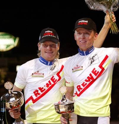 Siegerehrung: Kurt Betschart (re.) und Bruno Risi (beide Schweiz) mit den Pokalen für den Sieg in der Gesamtwertung Radsport Herren 62. Dortmunder 6-Tage Rennen 2003, Sechstagerennen, Sechstage, Sechs, Sixdays, six days, Vdig Gruppe Finaltag Dortmund Begeisterung, Freude,