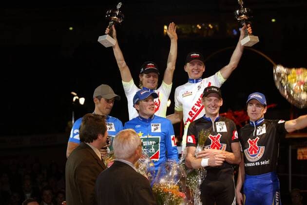 Siegerehrung Gesamtwertung - 1. Platz (Mitte): Kurt Betschart (re.) und Bruno Risi (beide Schweiz), 2. Platz (li.): Andreas Beikirch (re.) und Andreas Kappes (beide Deutschland) und 3. Platz.: Rolf Aldag (li., Deutschland) und Scott McGrory (Australien) Radsport Herren 62. Dortmunder 6-Tage Rennen 2003, Sechstagerennen, Sechstage, Sechs, Sixdays, six days, Vdig Gruppe Finaltag Dortmund Begeisterung, Freude,