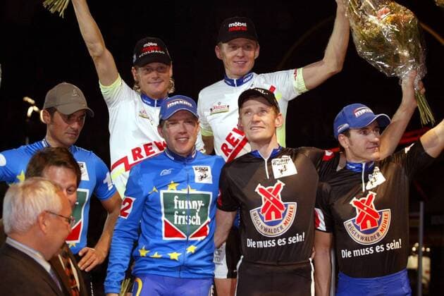 Siegerehrung Gesamtwertung - 1. Platz (Mitte): Kurt Betschart (re.) und Bruno Risi (beide Schweiz), 2. Platz (li.): Andreas Beikirch (re.) und Andreas Kappes (beide Deutschland) und 3. Platz.: Rolf Aldag (li., Deutschland) und Scott McGrory (Australien) Radsport Herren 62. Dortmunder 6-Tage Rennen 2003, Sechstagerennen, Sechstage, Sechs, Sixdays, six days, Vdig Gruppe Finaltag Dortmund Freude,