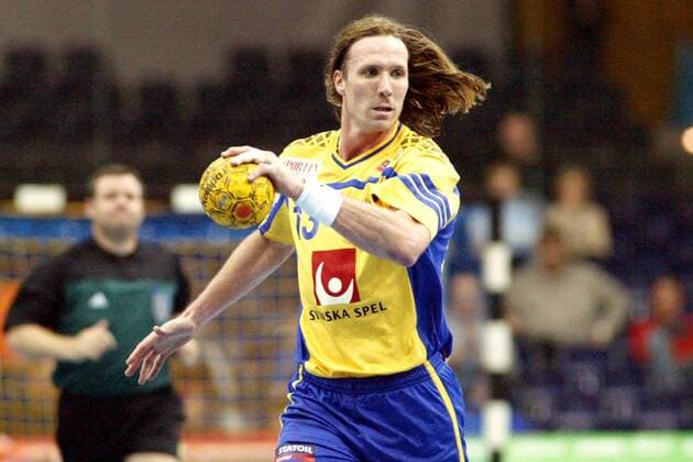Staffan Olsson (Schweden) am Ball Handball Länderspiel Herren Supercup 2003, Super-Cup, Länderspiel, Nationalmannschaft, Nationalteam, Nationaltrikot Einzelbild Leipzig Dynamik,