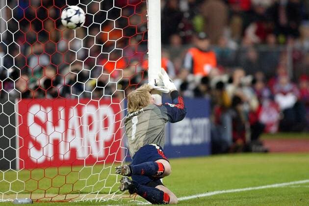 Torwart Oliver Kahn (Bayern) kann den Ball nicht halten Fußball EC 1 Herren Champions League 2003 2004, FC Bayern München, Einzelbild München Dynamik,