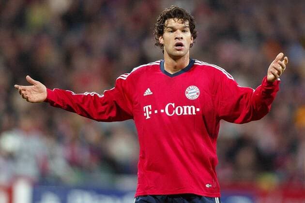 Michael Ballack (Bayern) tut unschuldig Fußball EC 1 Herren Champions League 2003 2004, FC Bayern München, Einzelbild München Enttäuschung,