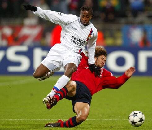 Mickael Essien (Lyon, li.) wird von Bixente Lizarazu (Bayern) zu Fall gebracht Fußball EC 1 Herren Champions League 2003 2004, FC Bayern München - Olympique Lyonnais 1:2, OL, Vdig Gruppe München Dynamik, Kampf,