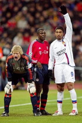 Giovane Elber (re., Lyon) wird während des Eckstoßes von Samuel Osei Kuffour bewacht, li. gibt Torwart Oliver Kahn (beide Bayern) Anweisungen Fußball EC 1 Herren Champions League 2003 2004, FC Bayern München - Olympique Lyonnais 1:2, OL, Gruppe München