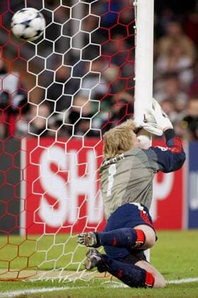Torwart Oliver Kahn (Bayern) knallt bei seinem Versuch den Ball zu halten an den Torpfosten Fußball EC 1 Herren Champions League 2003 2004, FC Bayern München, Einzelbild München Dynamik,